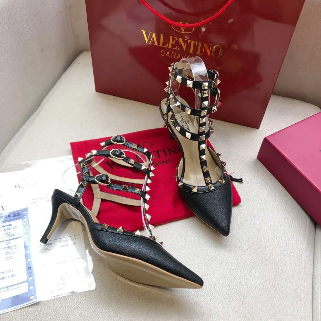 👟👟Ex-factory price 400👟👟 Genuine leather sole +30 Available all year round🎁[Black pebbled leather series] Heel height: 9.5cm+6.5cm. Valentino is a global haute couture and ready-to-wear luxury brand. Valentino is timeless and never goes out of style. Sheepskin feet, lining 🎁34 to 40/41/42 sizes, ready stock. Original last from the counter, regular bottom [red envelope] genuine leather outsole +30